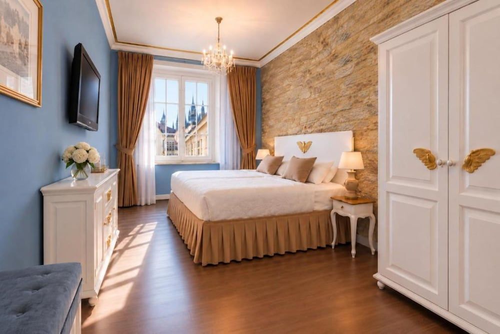 Caroline Old Town Square Hotel 1