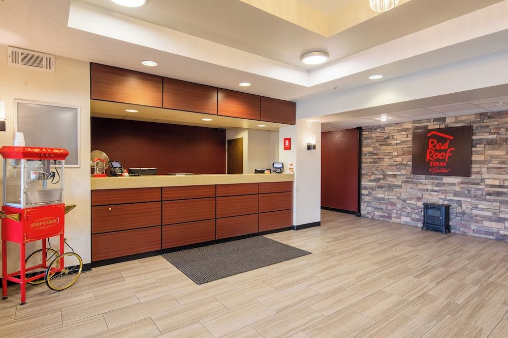 Red Roof Inn & Suites Indianapolis Airport 2