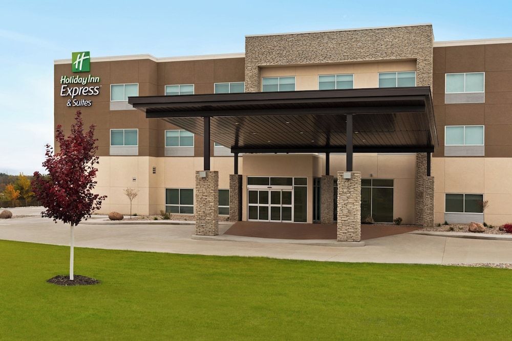Holiday Inn Express & Suites BEAVER DAM by IHG 1