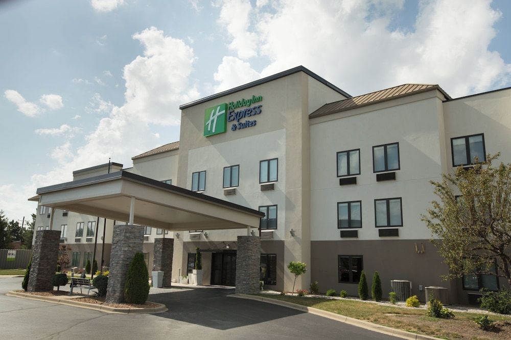 Holiday Inn Express & Suites MADISON by IHG 1