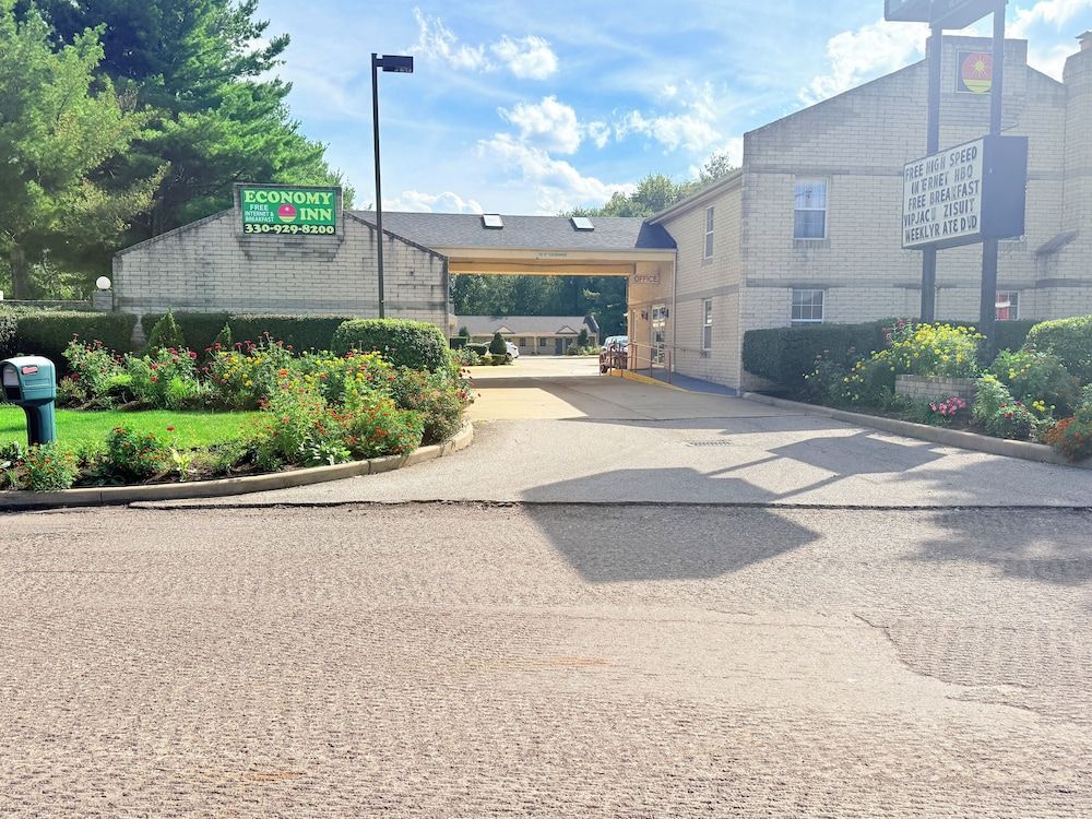 Economy Inn Cuyahoga Falls 1