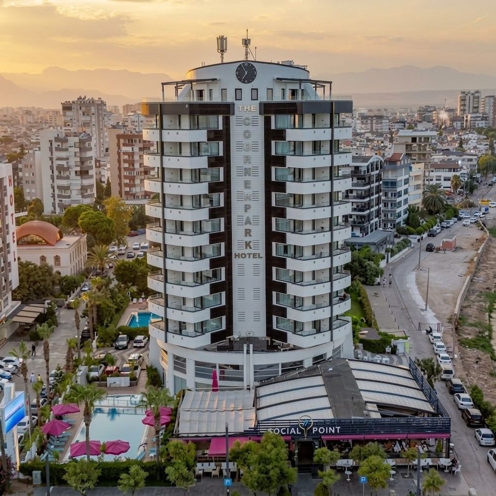 The Corner Park Hotel 1