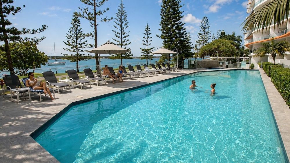 Silvershore Apartments on the Broadwater 1