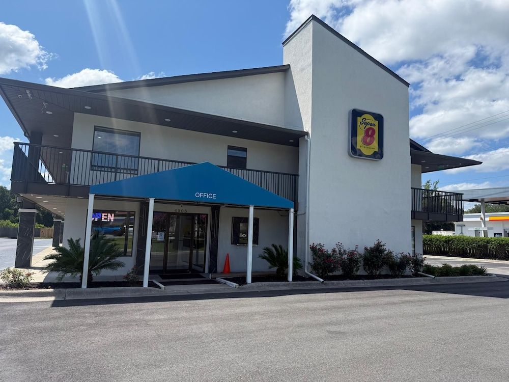 Super 8 by Wyndham Richmond Hill 1