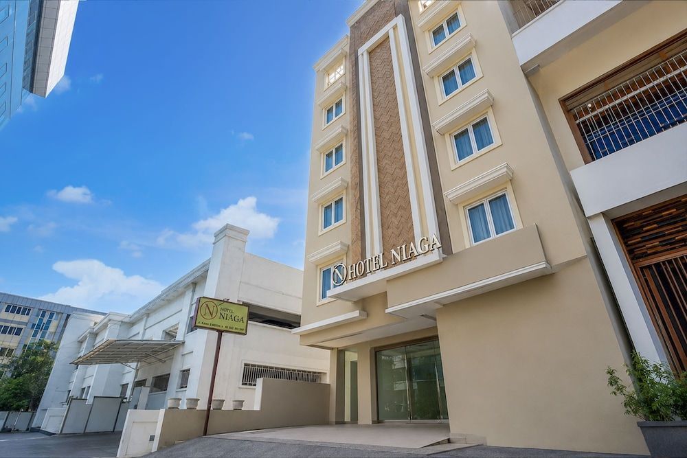 Townhouse Oak Hotel Niaga Surabaya 1