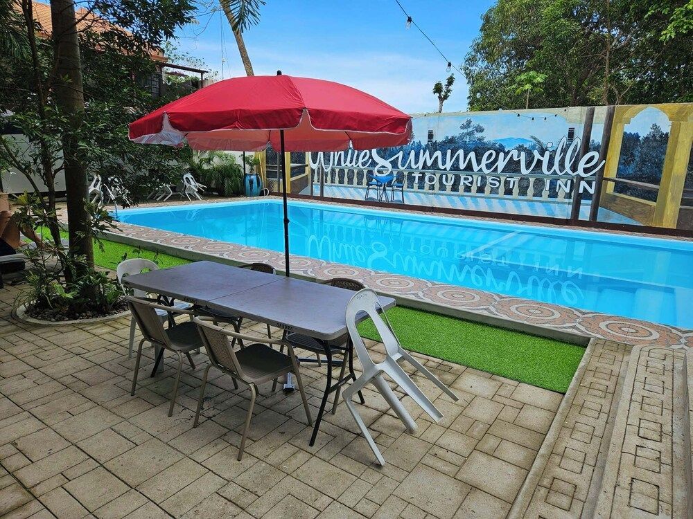 White Summerville Tourist Inn 1