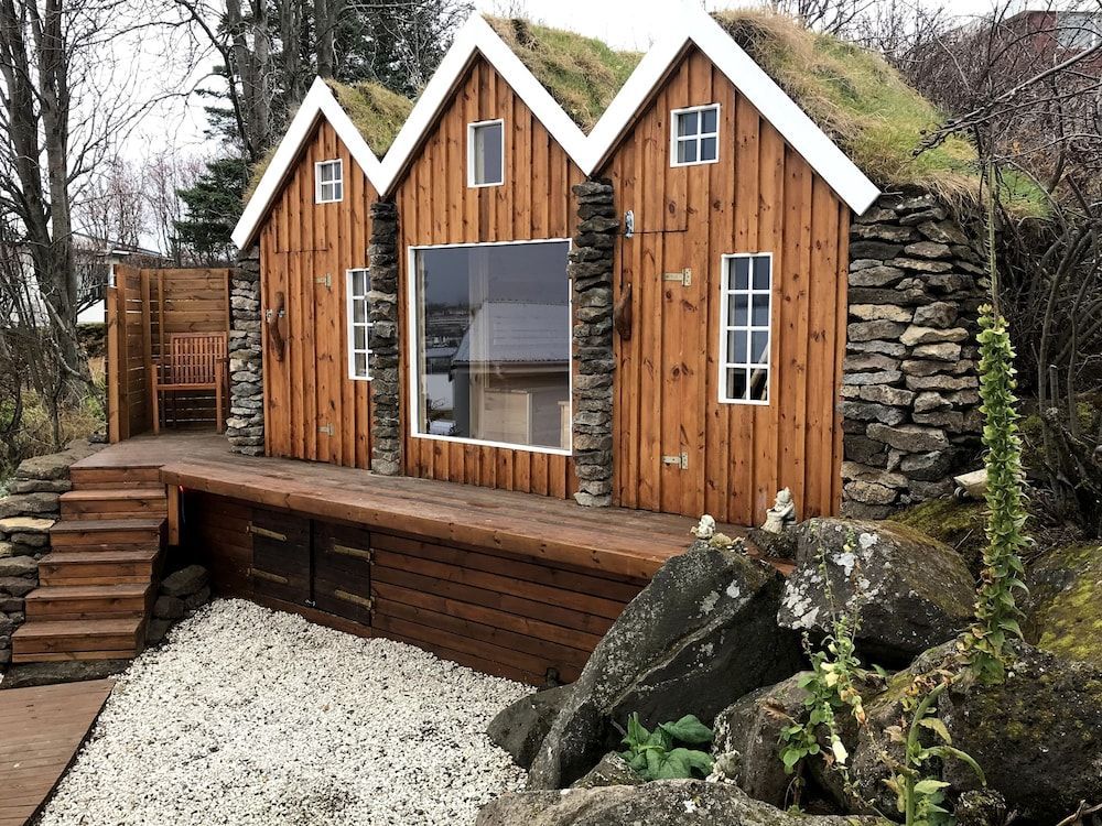 ICELAND SJF Villa, Hot tub & Outdoor Sauna Amazing Mountains and City View Over Reykjavík 1