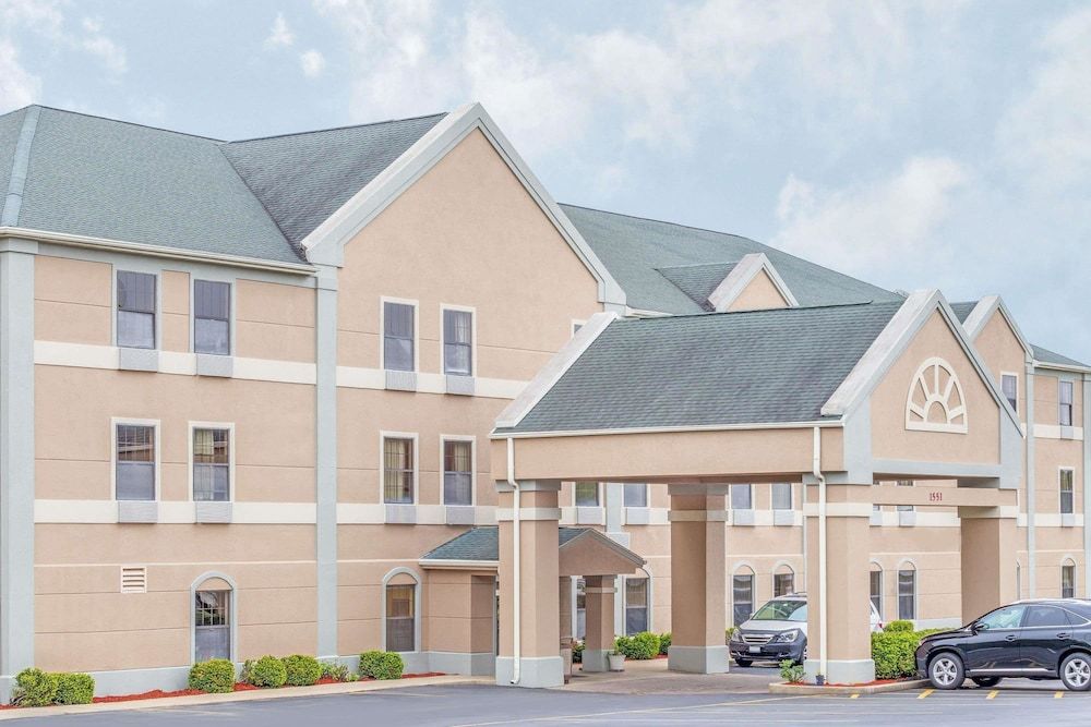 Super 8 by Wyndham Freeport 1