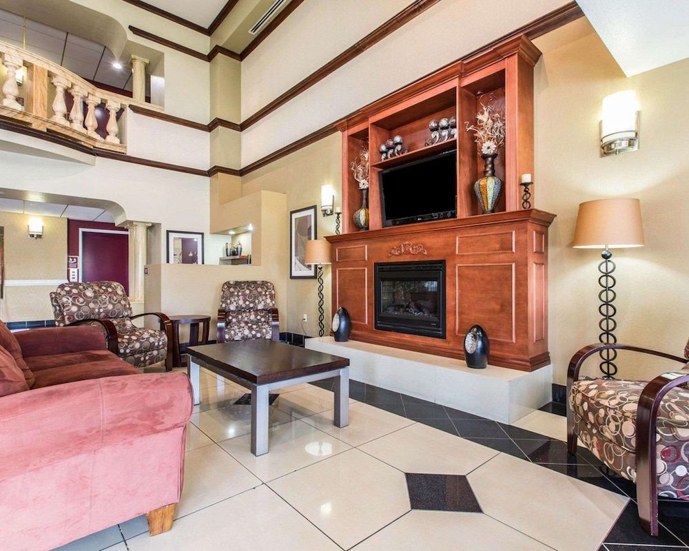 Comfort Suites Bakersfield 2