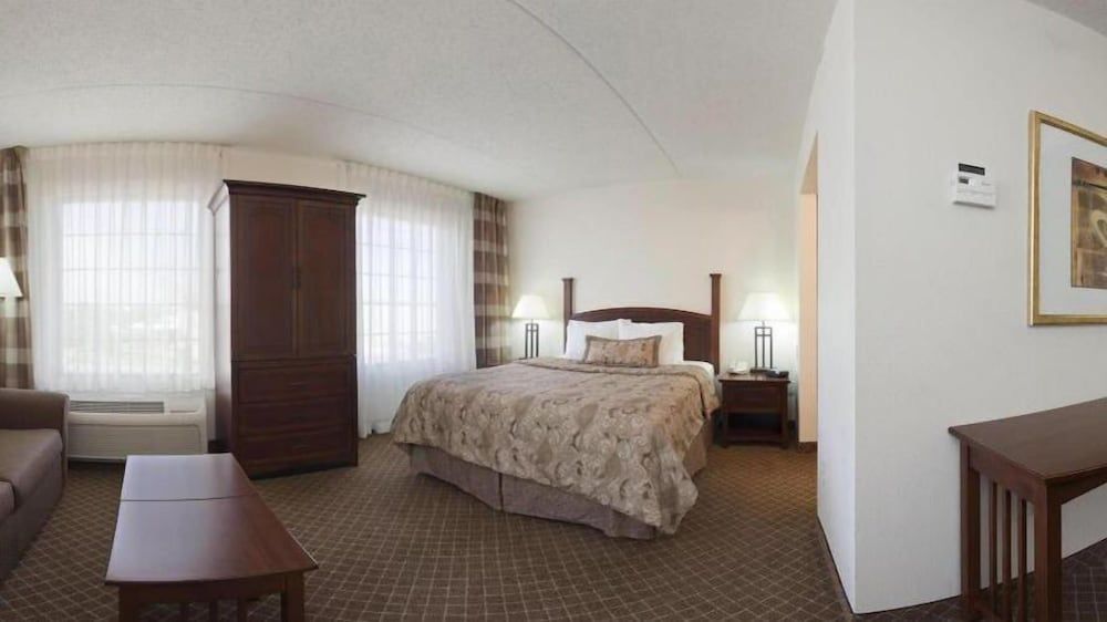 Staybridge Suites INDIANAPOLIS-AIRPORT by IHG 2