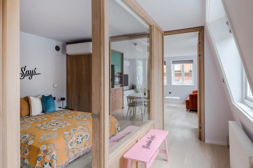 Top-Floor Soho Flat - AC - Sleeps 4 - Central London 1