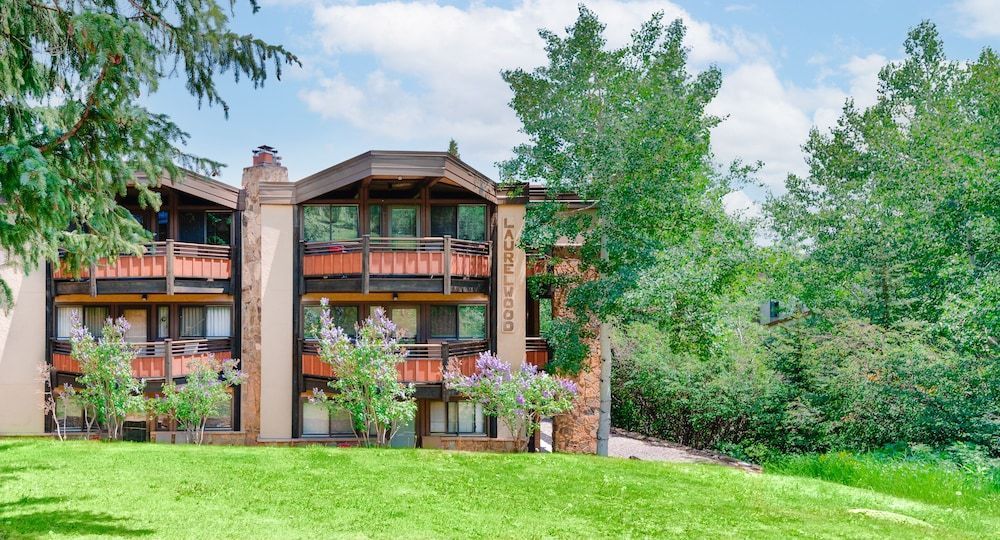 Laurelwood Condominiums 103 1