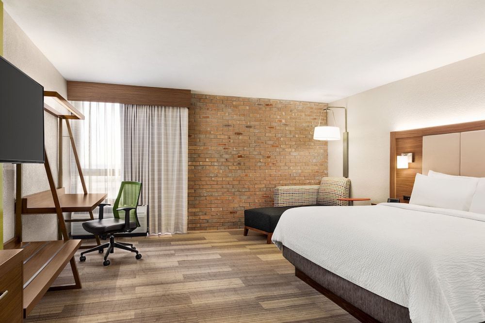 Holiday Inn Express SAN ANTONIO-AIRPORT by IHG 1