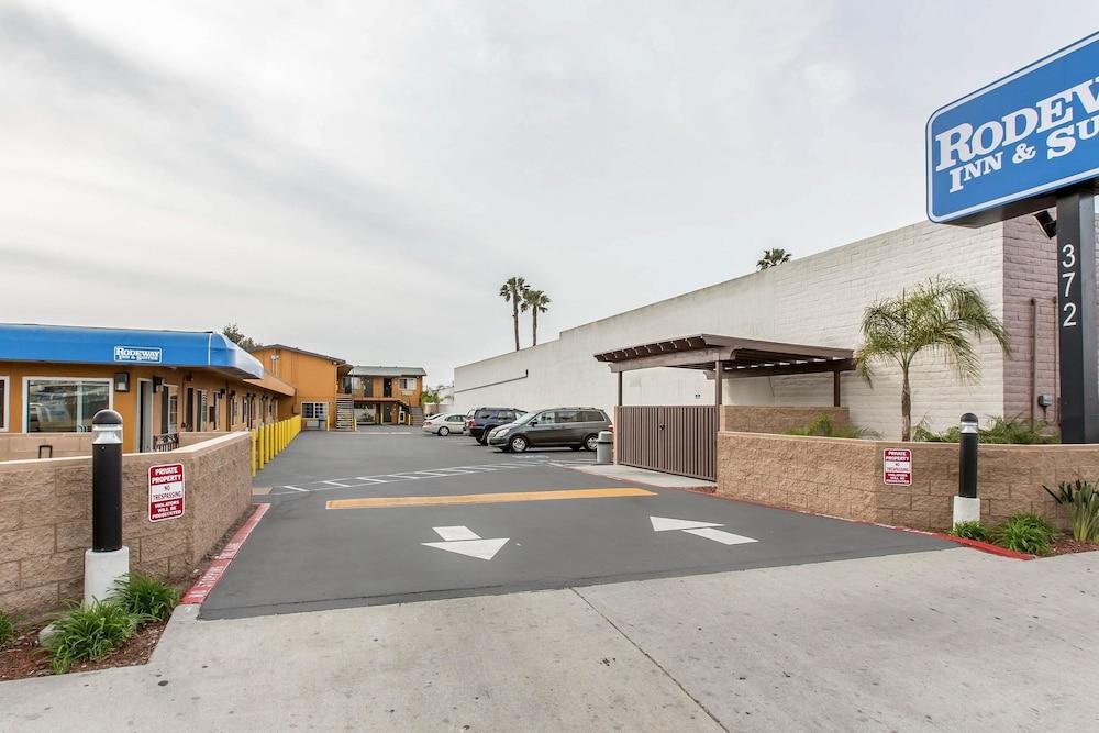 Broadway Inn and Suites 1