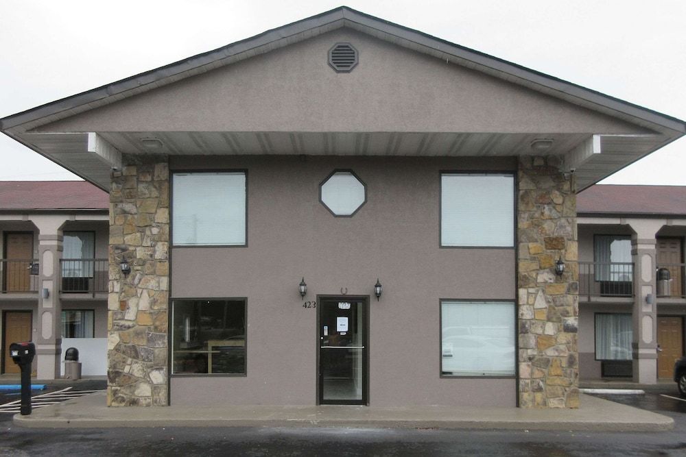 Econo Lodge Sevierville-Pigeon Forge on the River 1