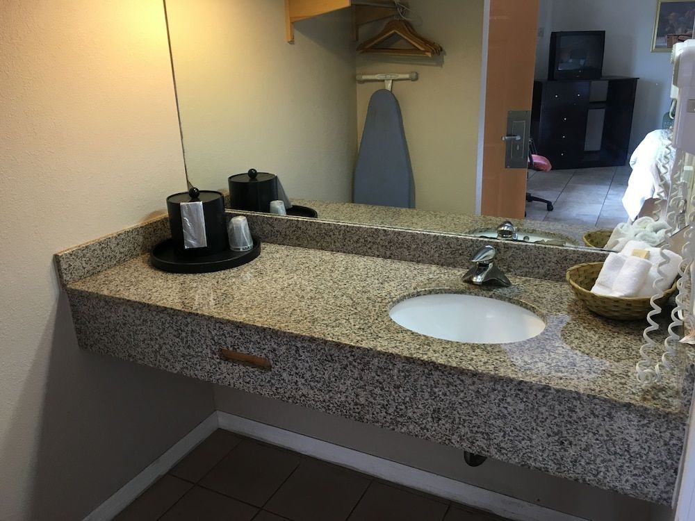 Americas Best Value Inn & Suites North Port 2