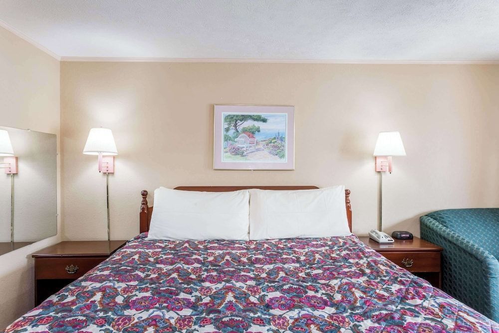 Travelodge by Wyndham Ridgeway Martinsville Area 2