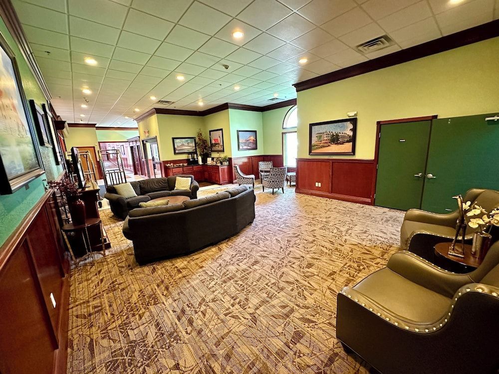Mackinaw Beach and Bay Inn & Suites 2