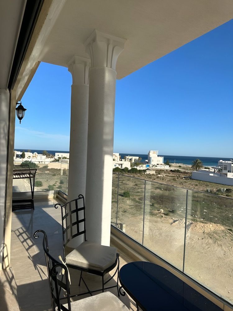 Luxury 3 Bedrooms Apartment Sea View 1