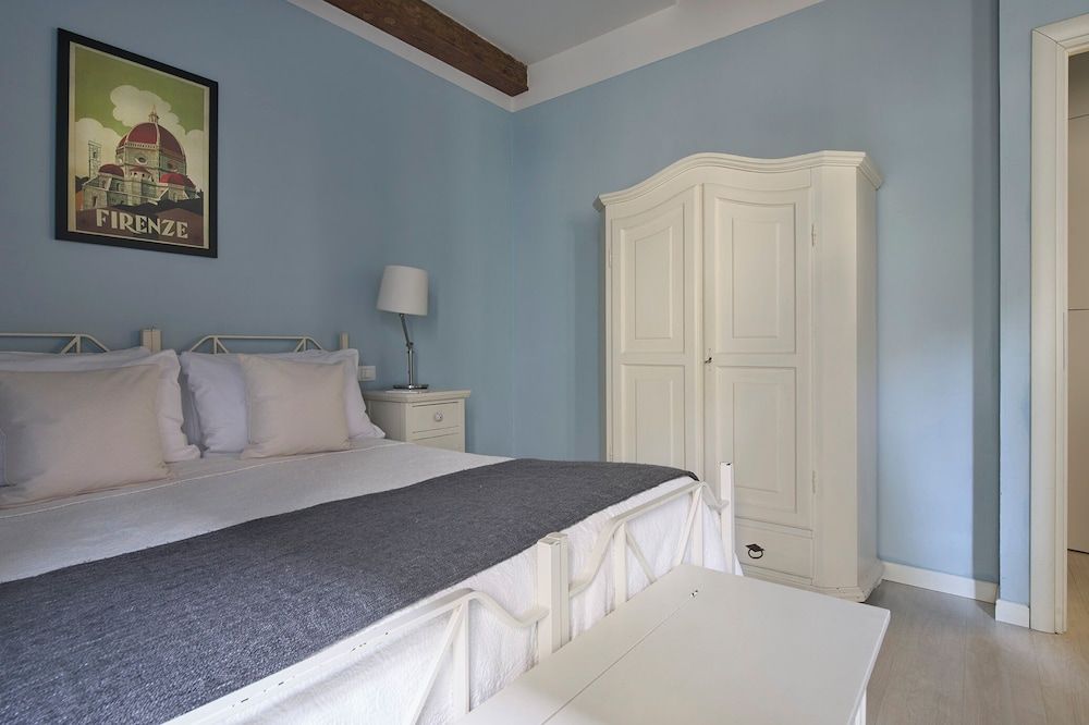 Blue Charm Florentine Apt by Oteego 1