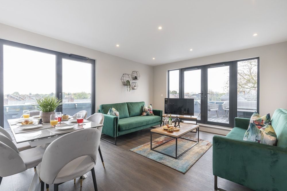 Elliot Oliver - Stunning 3 Bedroom Penthouse With Large Terrace And Parking 1