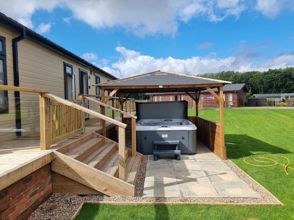 Pet Friendly 2-bed Luxury Lodge in Routh w/ Hottub 1