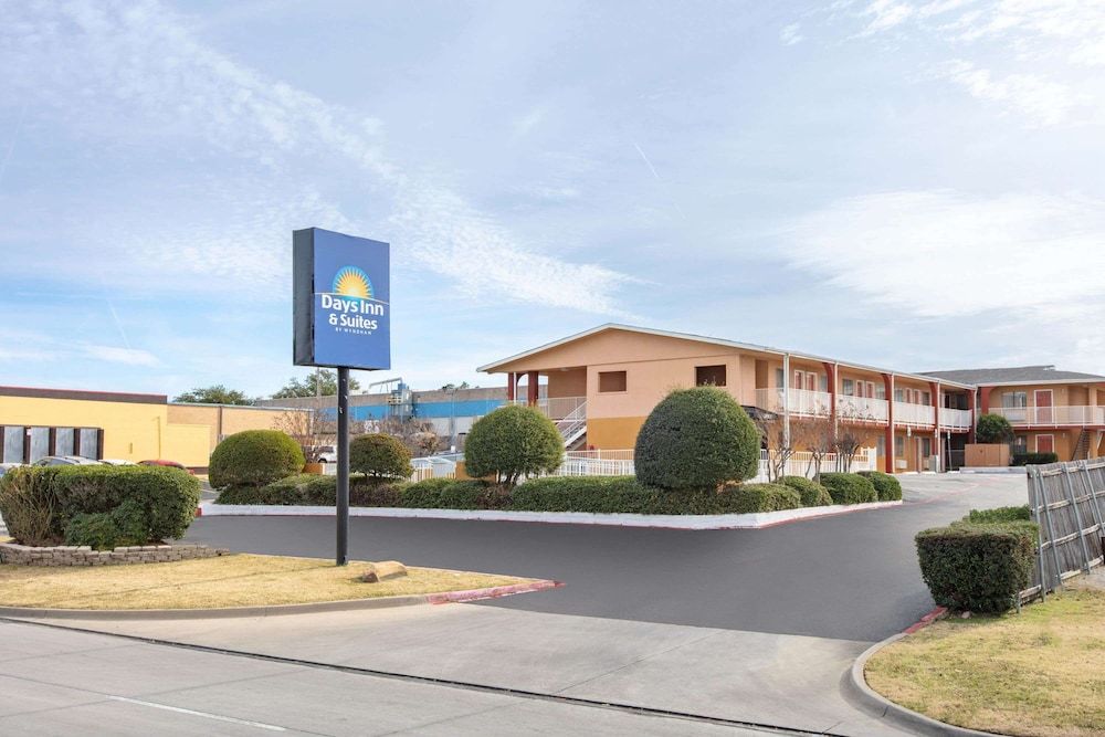 Days Inn & Suites by Wyndham Arlington Near Six Flags 1