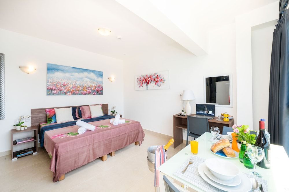 Islet Promenade Aparthotel - Studio with Hot Tub and Panoramic Sea Views by GetawaysMalta 2