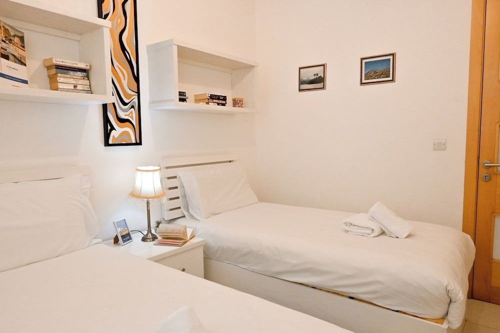Modern & Terrace by the Beach, 3brd in Qawra 2