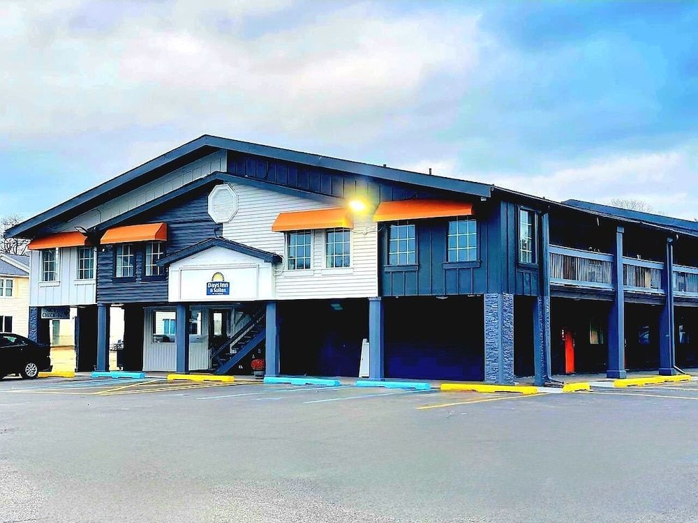 Days Inn and Suites by Wyndham Port Huron 1