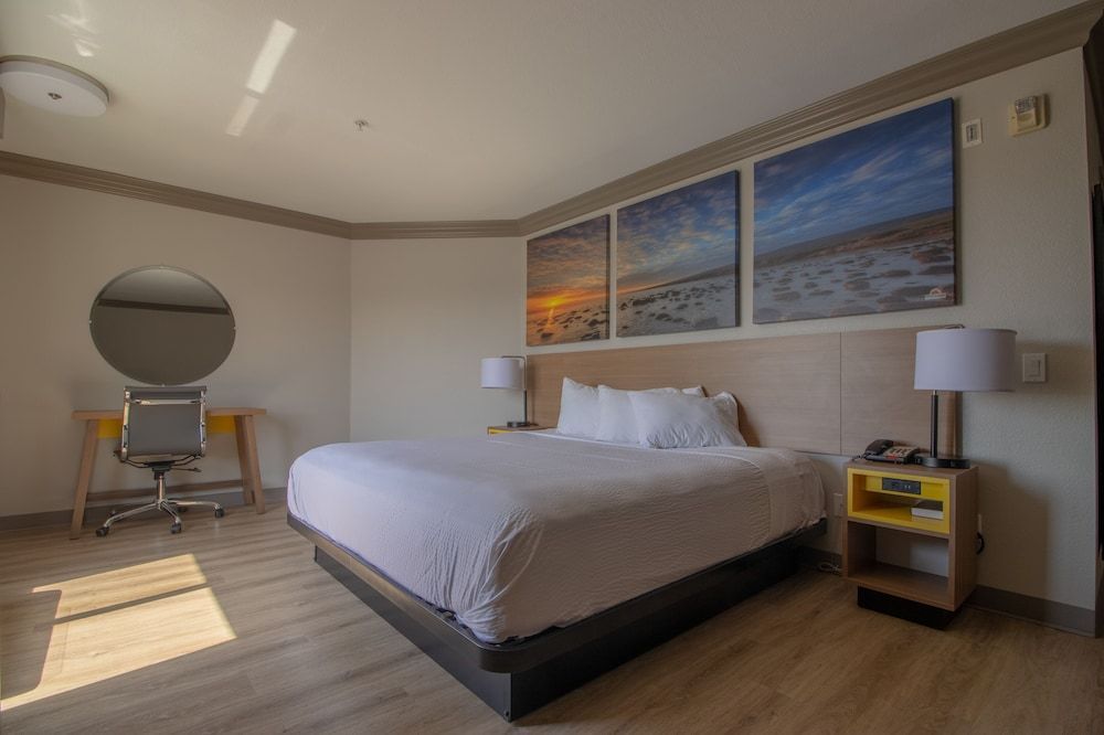 Days Inn by Wyndham Carlsbad 2