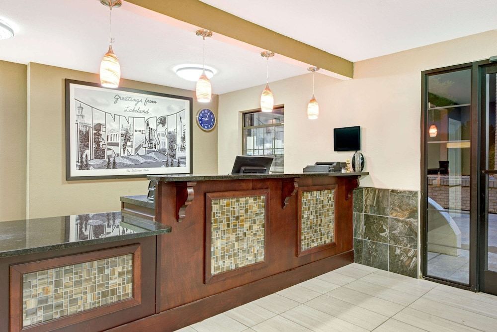 Super 8 by Wyndham Lakeland 2