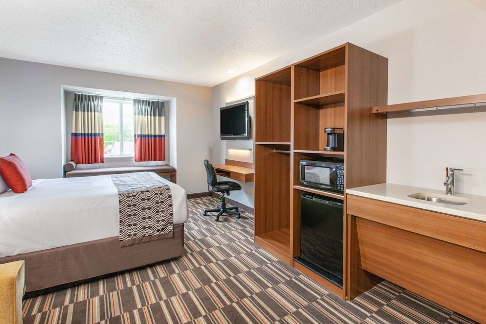 Microtel Inn & Suites by Wyndham Pittsburgh Airport 1