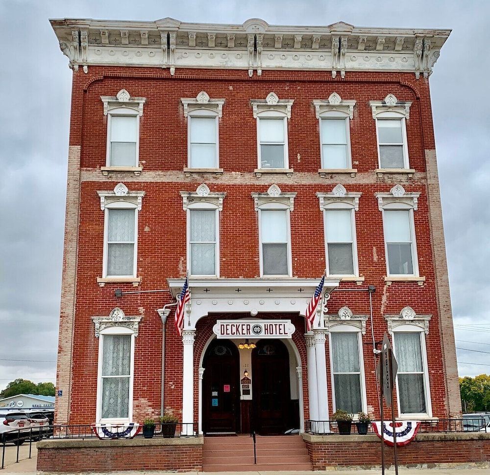 Decker Hotel & Bar 1