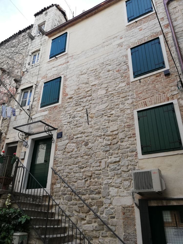 JR Luxury Guesthouse2 1
