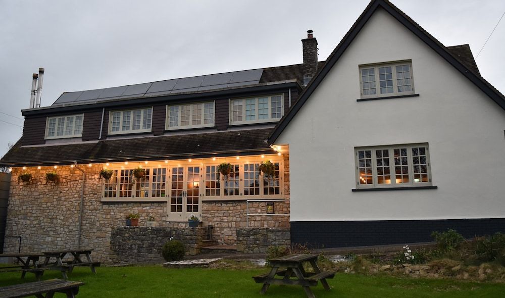 Three Horseshoes Country Inn 1