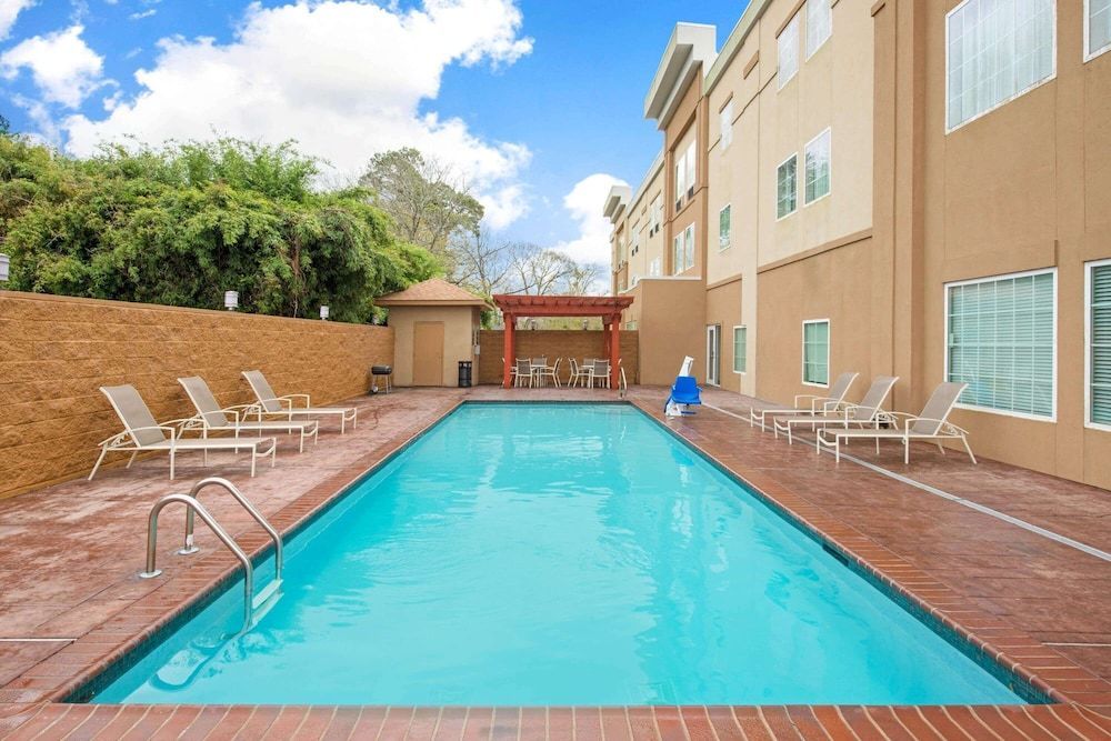 La Quinta Inn & Suites by Wyndham Lake Charles - Westlake 1