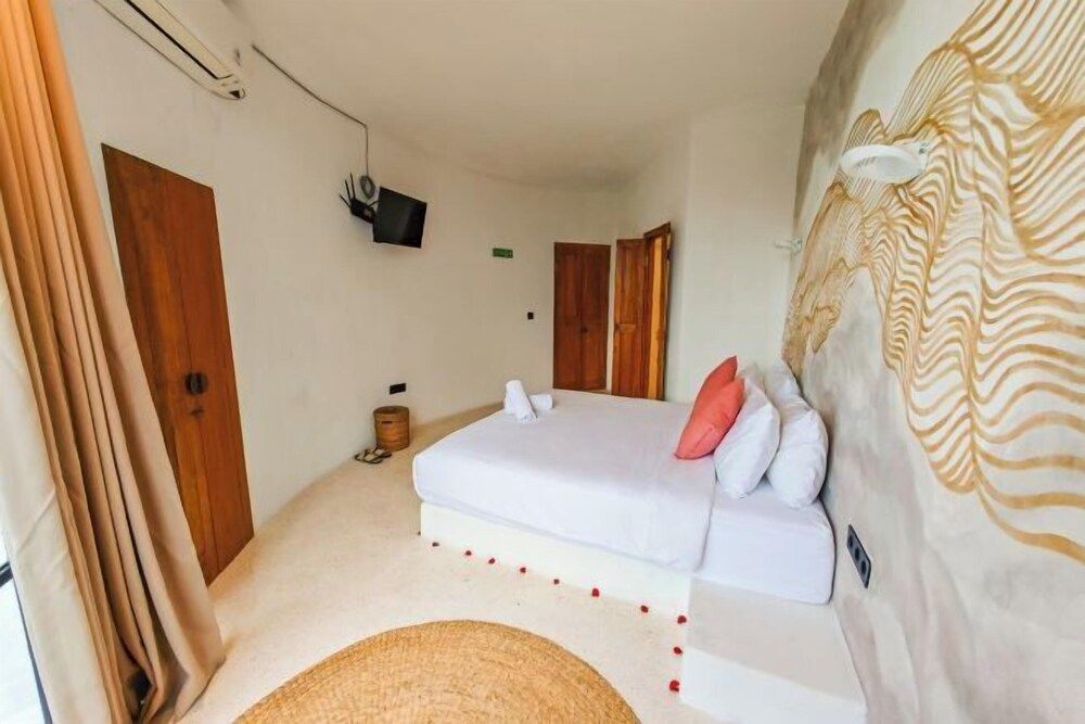 Hillstone Luxury Village 2