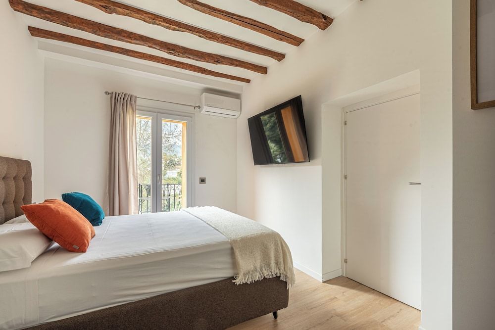 Palazzo Ferrara Apartments with Balcony by Wonderful Italy 2