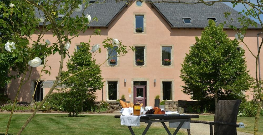 HÔTEL LA FERME DE BOURRAN - RODEZ - parking privé avec bornes pour voitures électriques 1