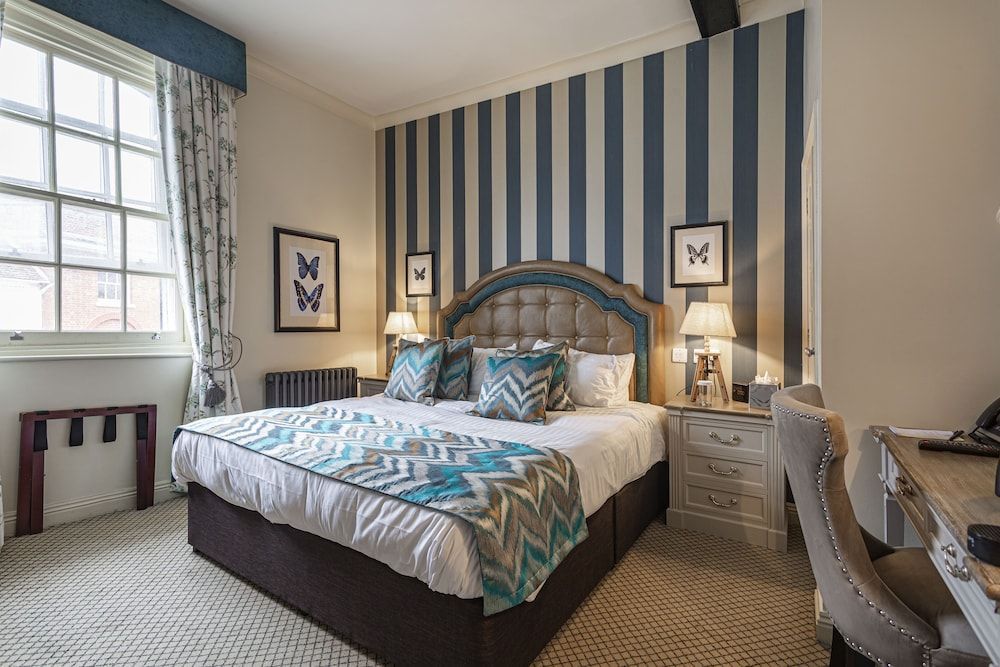 The White Horse Hotel, Romsey, Hampshire - The Coaching Inn Group 2