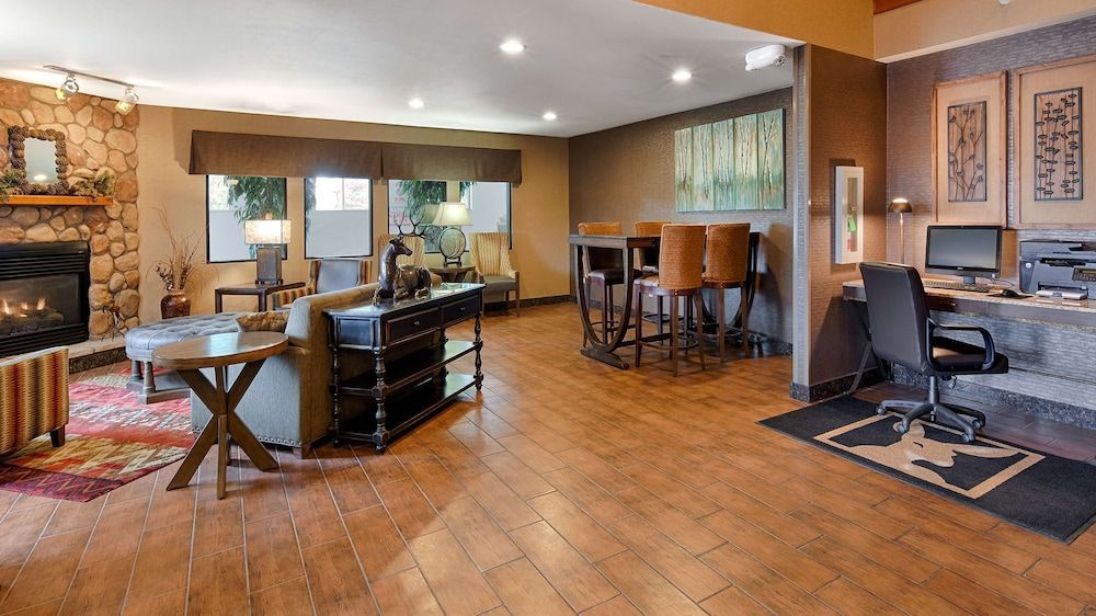 Best Western Plus Deer Park Hotel and Suites 2