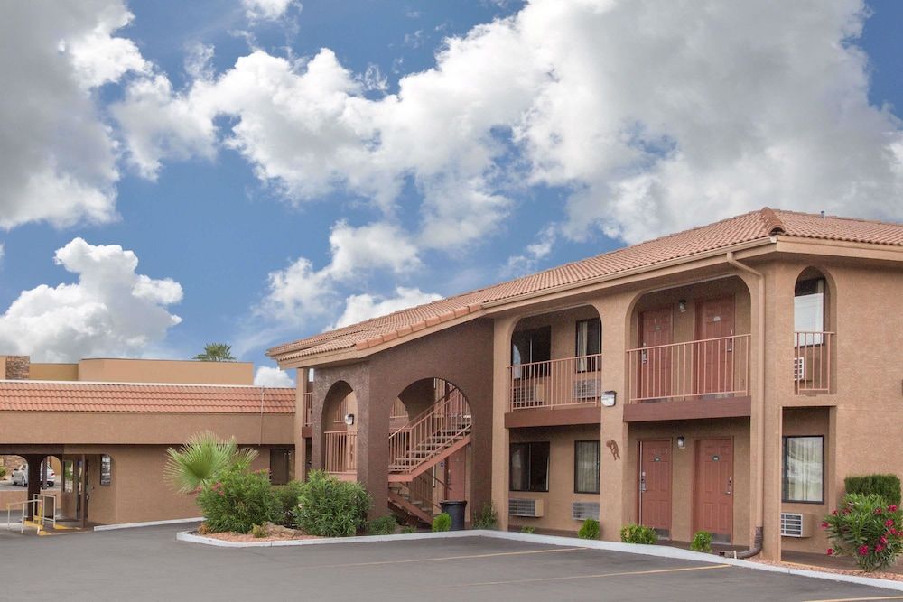 Howard Johnson by Wyndham St. George Hotel & Suites 1