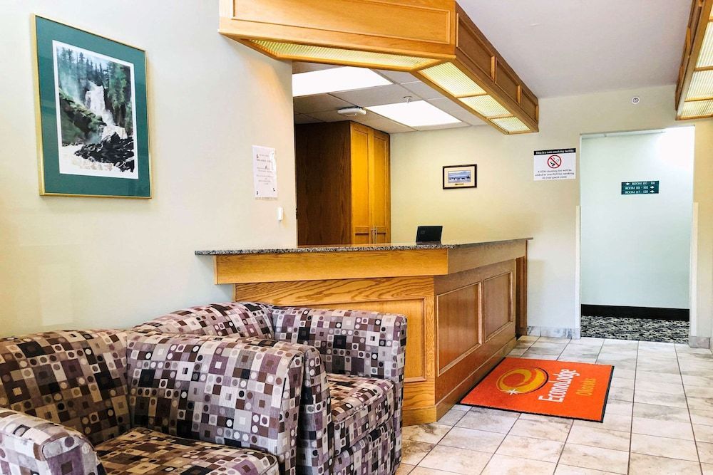 Econo Lodge Okotoks 2