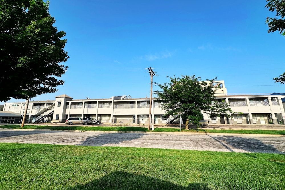 Blue Way Inn & Suites Wichita East 1