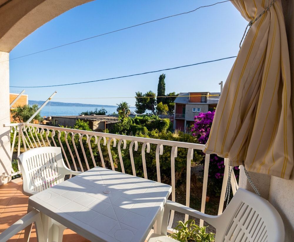 Captivating 1-bed Apartment in Podstrana 1