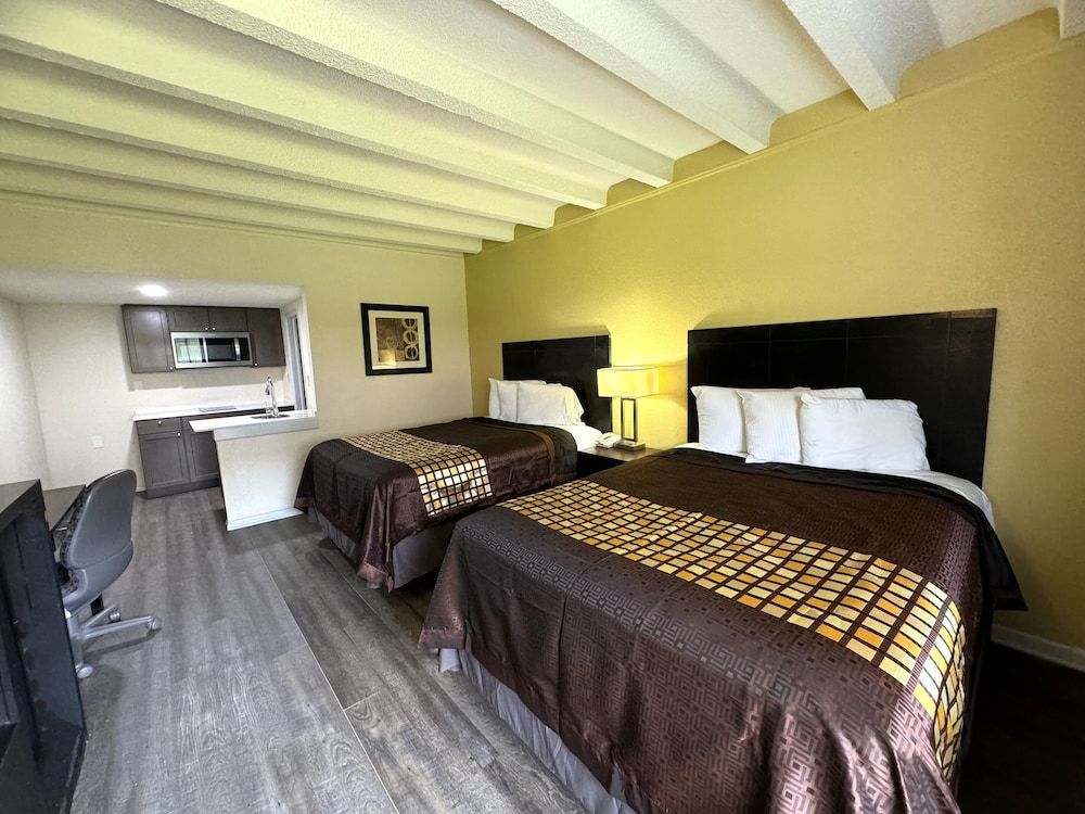 James River Inn & Suites 1