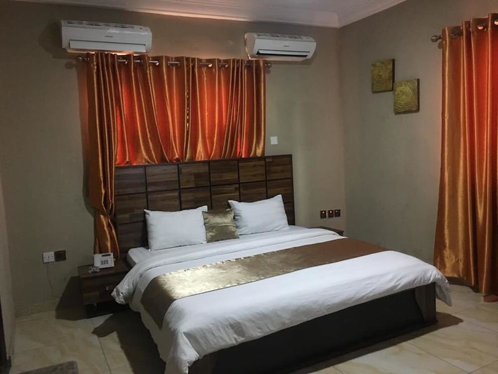 Momak 5 Hotel and Suites 1