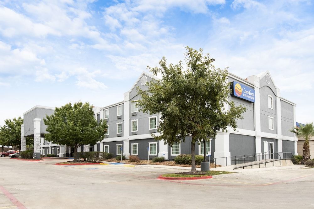 Comfort Inn & Suites Near Medical Center 1