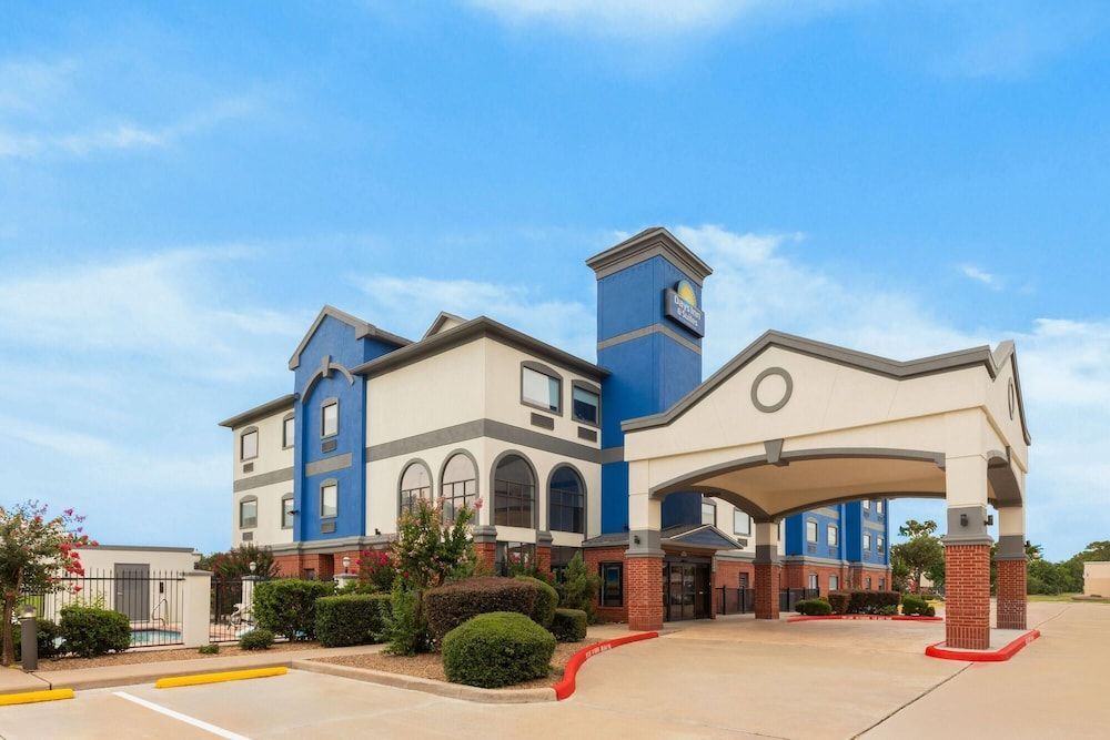 Days Inn & Suites by Wyndham Sam Houston Tollway 1
